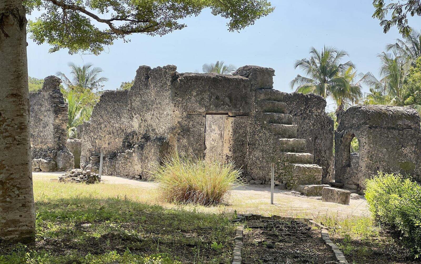 The roofless coral-stone mosque at Kaole